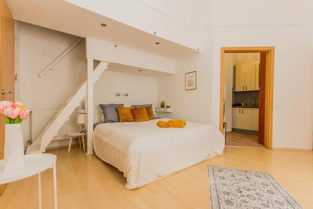 Trendy 2 Room Flat, Next To Corvin Mall Free Huge Garage! Ac,Dishwasher,Washmachine, Smart Tv ブダペスト エクステリア 写真