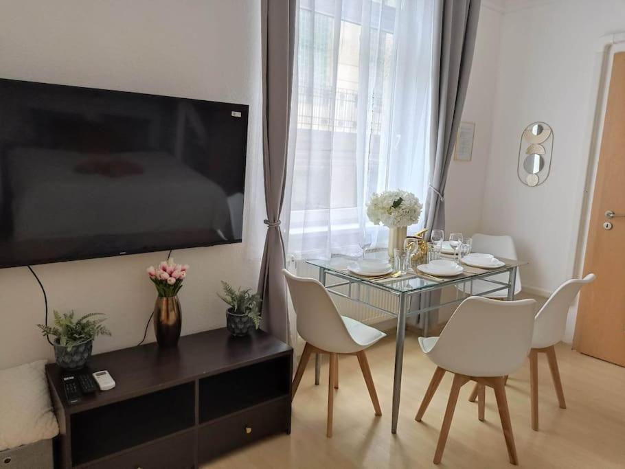 Trendy 2 Room Flat, Next To Corvin Mall Free Huge Garage! Ac,Dishwasher,Washmachine, Smart Tv ブダペスト エクステリア 写真