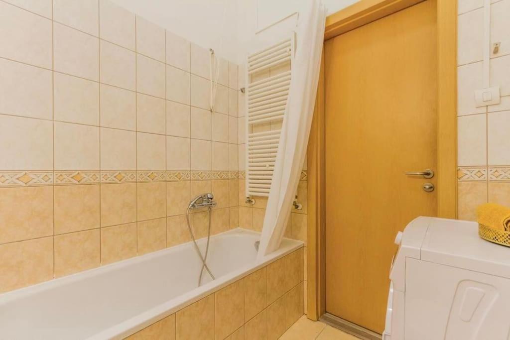 Trendy 2 Room Flat, Next To Corvin Mall Free Huge Garage! Ac,Dishwasher,Washmachine, Smart Tv ブダペスト エクステリア 写真