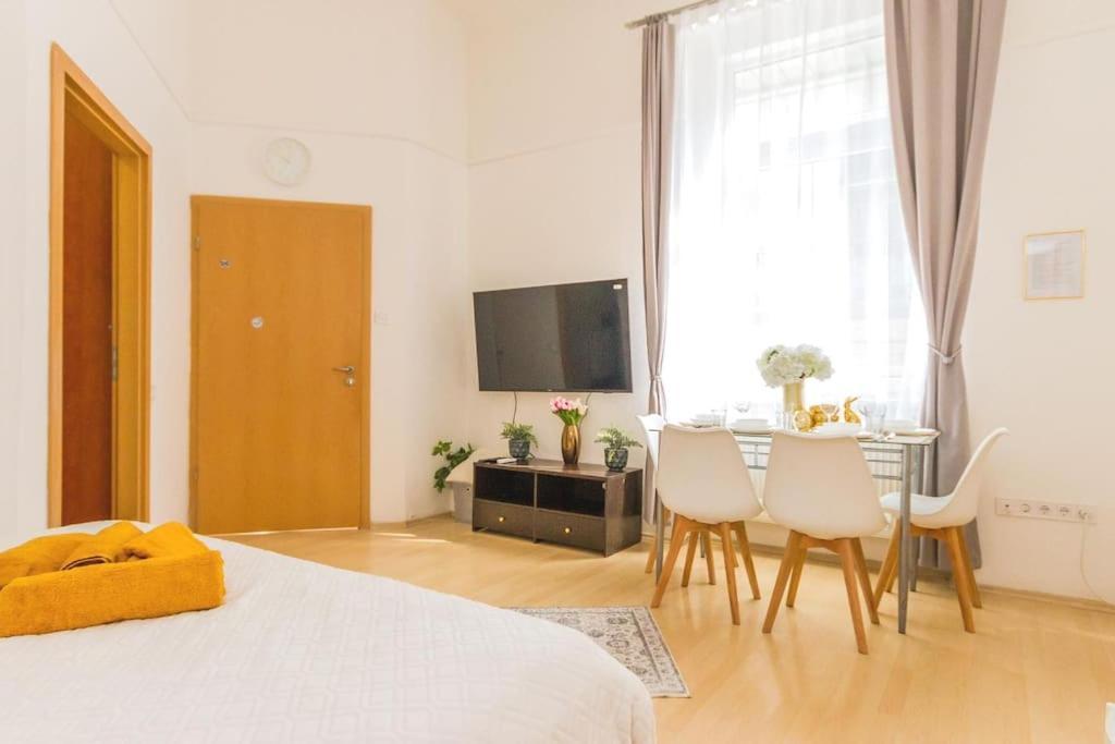Trendy 2 Room Flat, Next To Corvin Mall Free Huge Garage! Ac,Dishwasher,Washmachine, Smart Tv ブダペスト エクステリア 写真