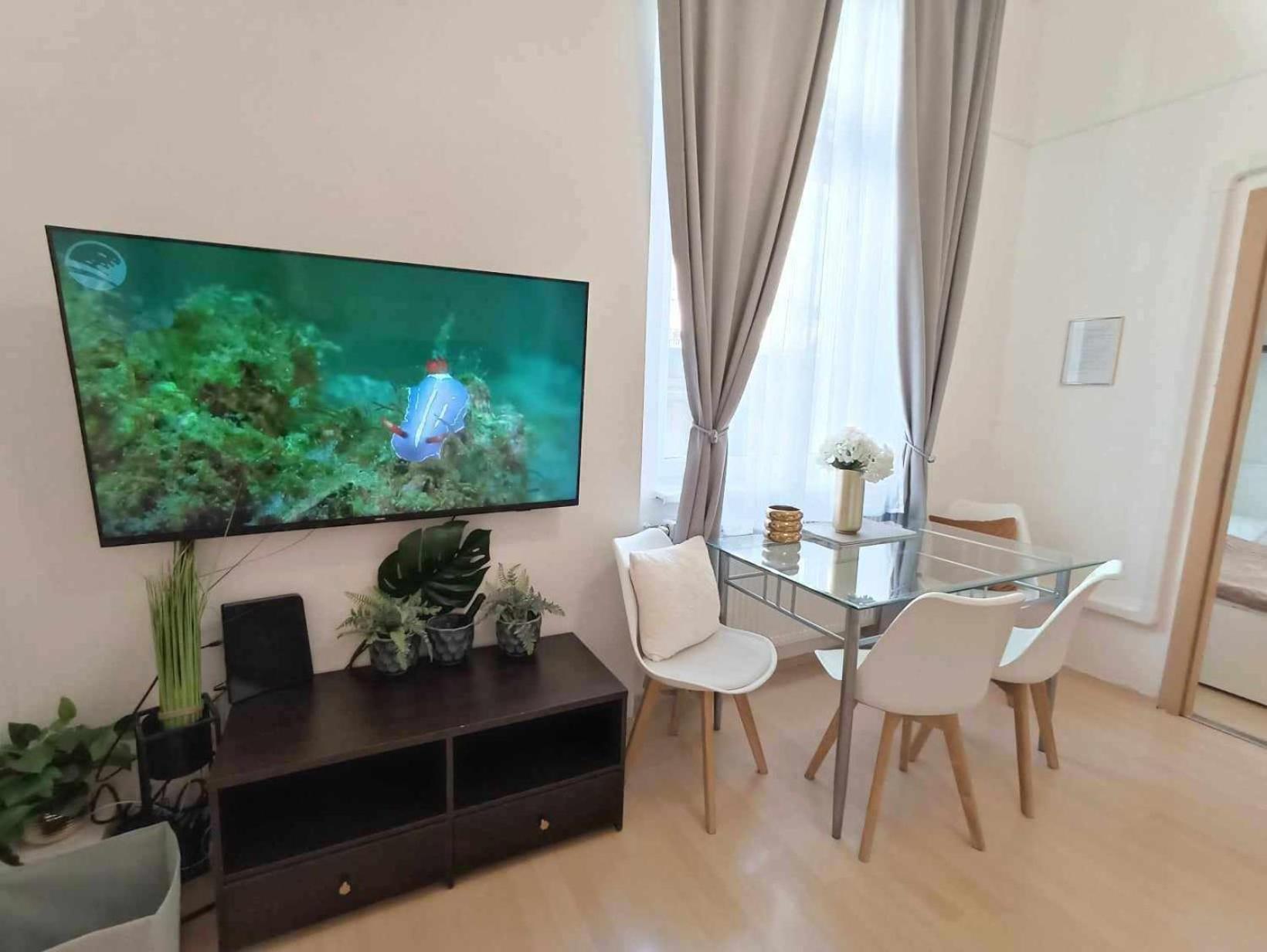 Trendy 2 Room Flat, Next To Corvin Mall Free Huge Garage! Ac,Dishwasher,Washmachine, Smart Tv ブダペスト エクステリア 写真