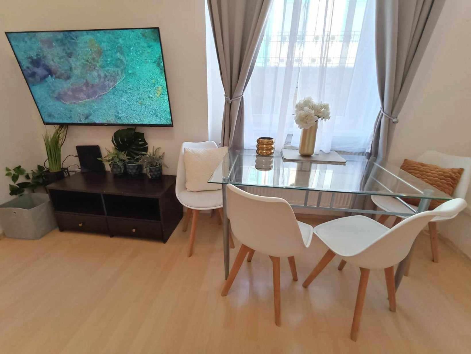 Trendy 2 Room Flat, Next To Corvin Mall Free Huge Garage! Ac,Dishwasher,Washmachine, Smart Tv ブダペスト エクステリア 写真